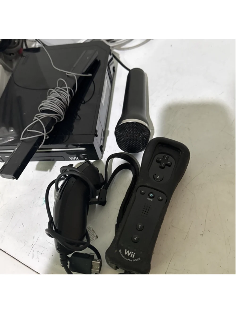 Wii Console Bundle 12 Games 1 Numb-chuck, Remote, Microphone Works Great Black